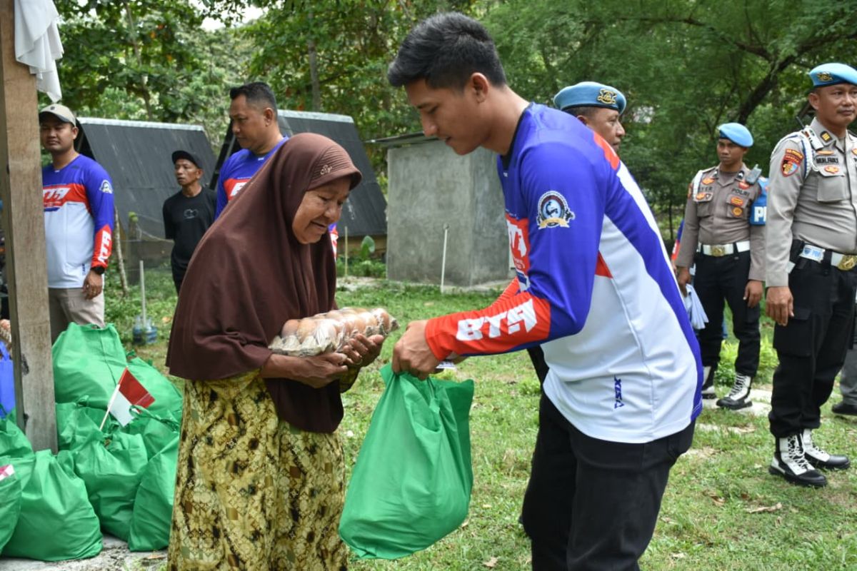 Central Sulawesi Police and BTA Distribute Social Aid to Bale Village Residents