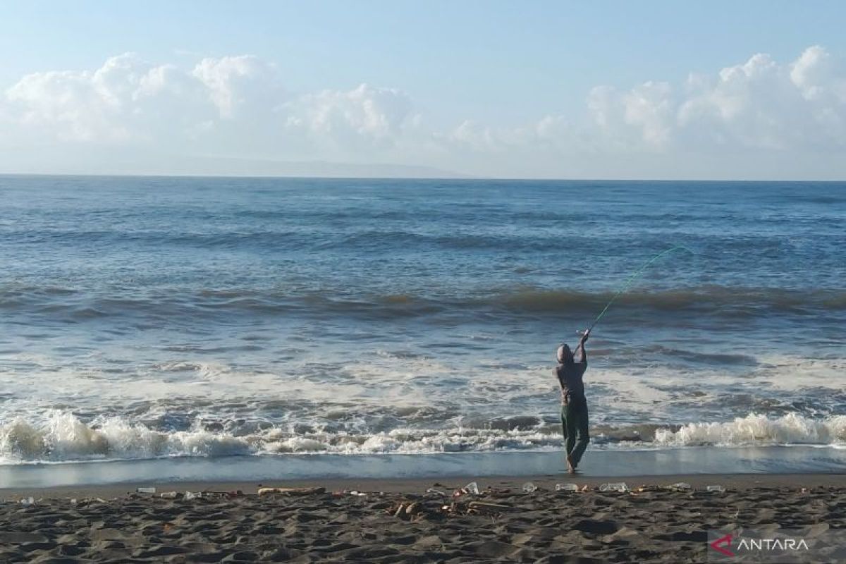 BMKG warns public of potential coastal flooding in Bali due to Super New Moon