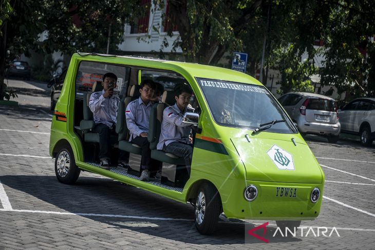 Unissula Students Develop Environmentally Friendly Solar-Powered Electric Car