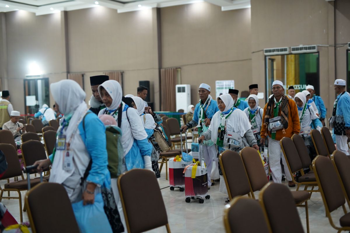 Three Hajj Pilgrims from East Java Return Home Early via Tanazul Scheme