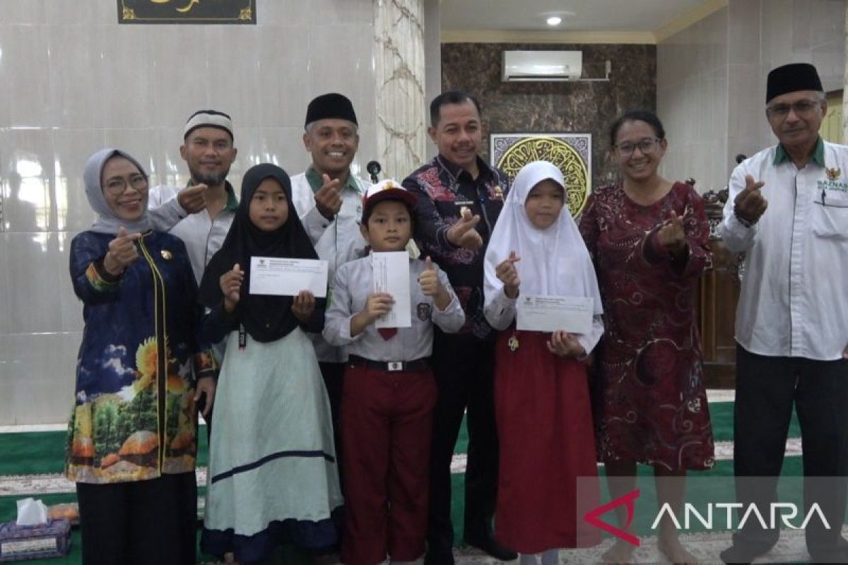 Baznas distributes smart scholarships to 210 students in Jayapura City