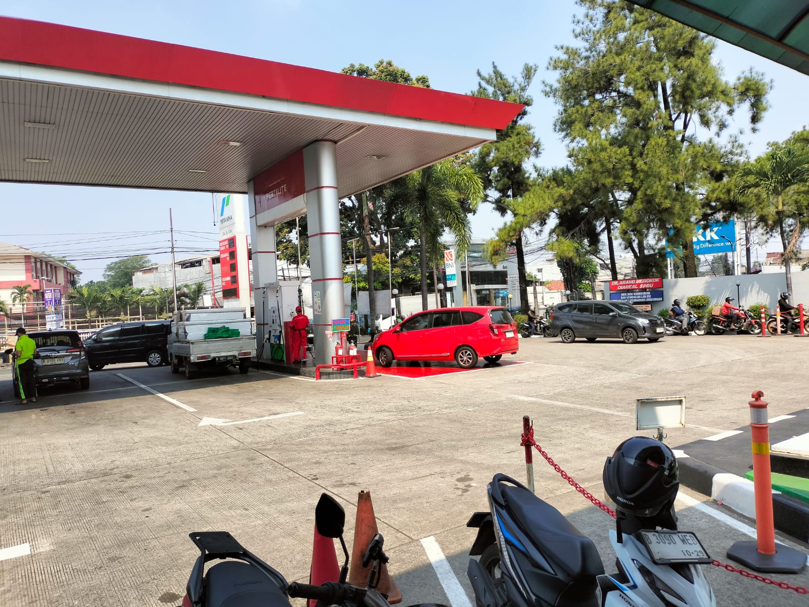 High Consumption Rate Sees Pertalite Stocks Dwindling at Several Depok Petrol Stations