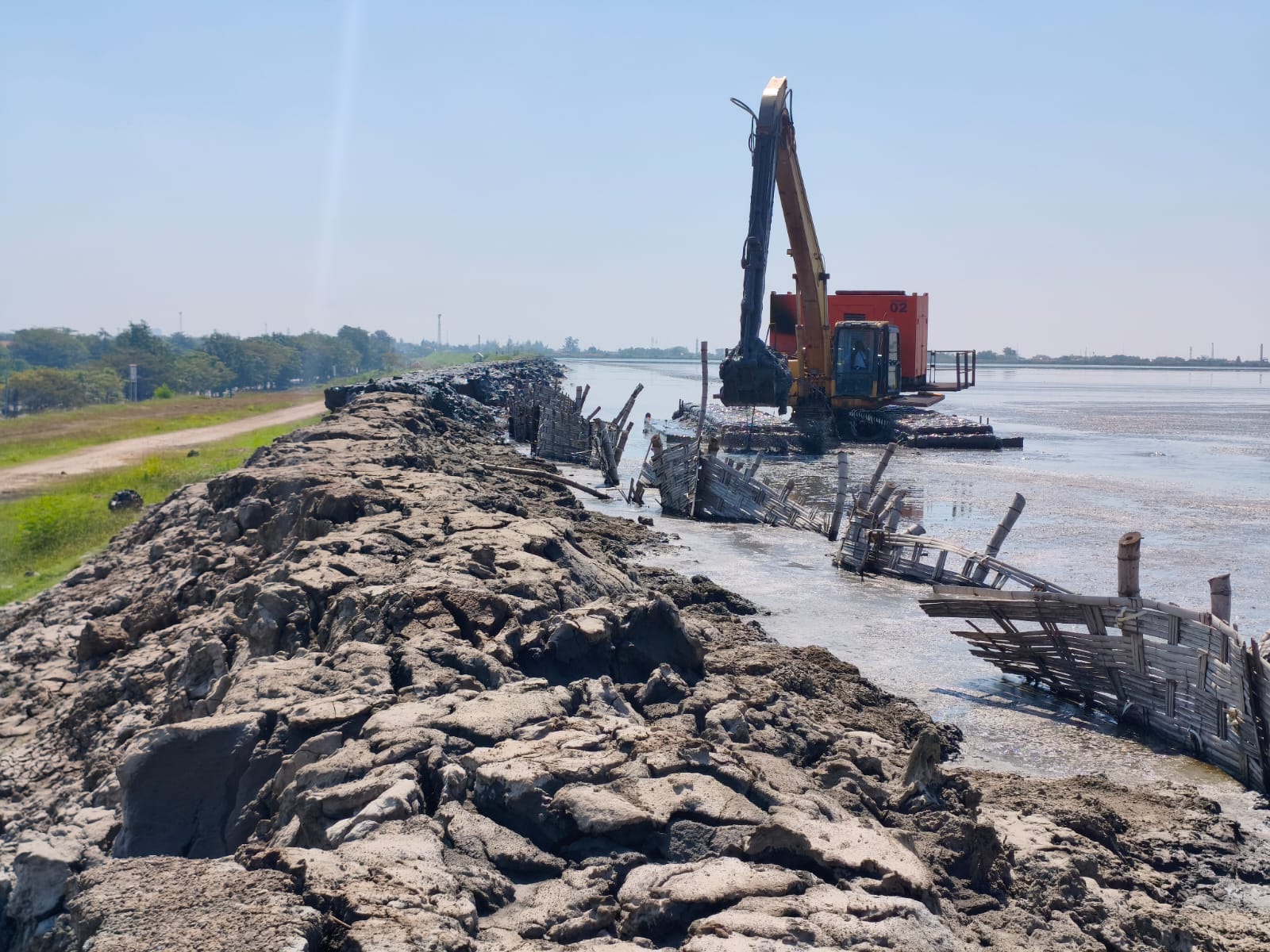 Lapindo Mud Surface Exceeds Old Levee, PPLS Accelerates Heightening at Point 71