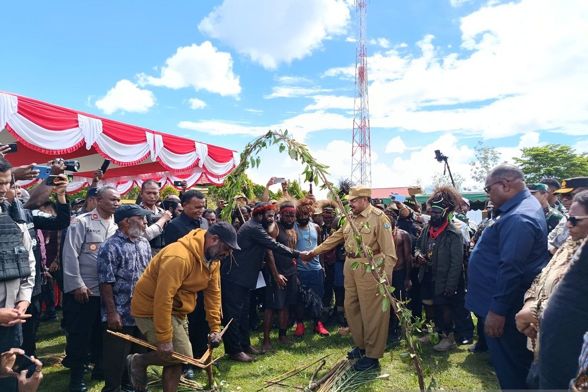 Arrow breaking symbolises peace in Papua Highlands
