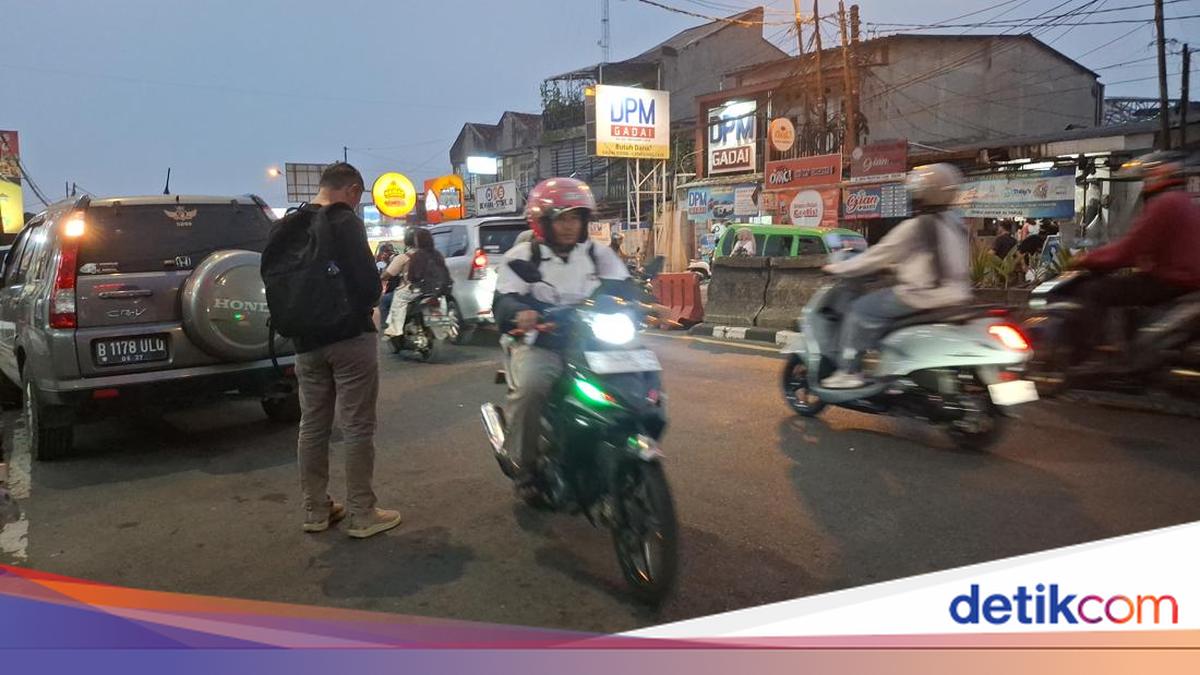 Motorists Still Riding Against Traffic at Ciawi Intersection in Bogor After Being Blocked by Children