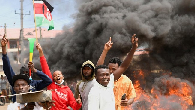 Furious Residents Protest US Ebola Quarantine Site in Kenya: Deadly Riot Erupts, One Killed
