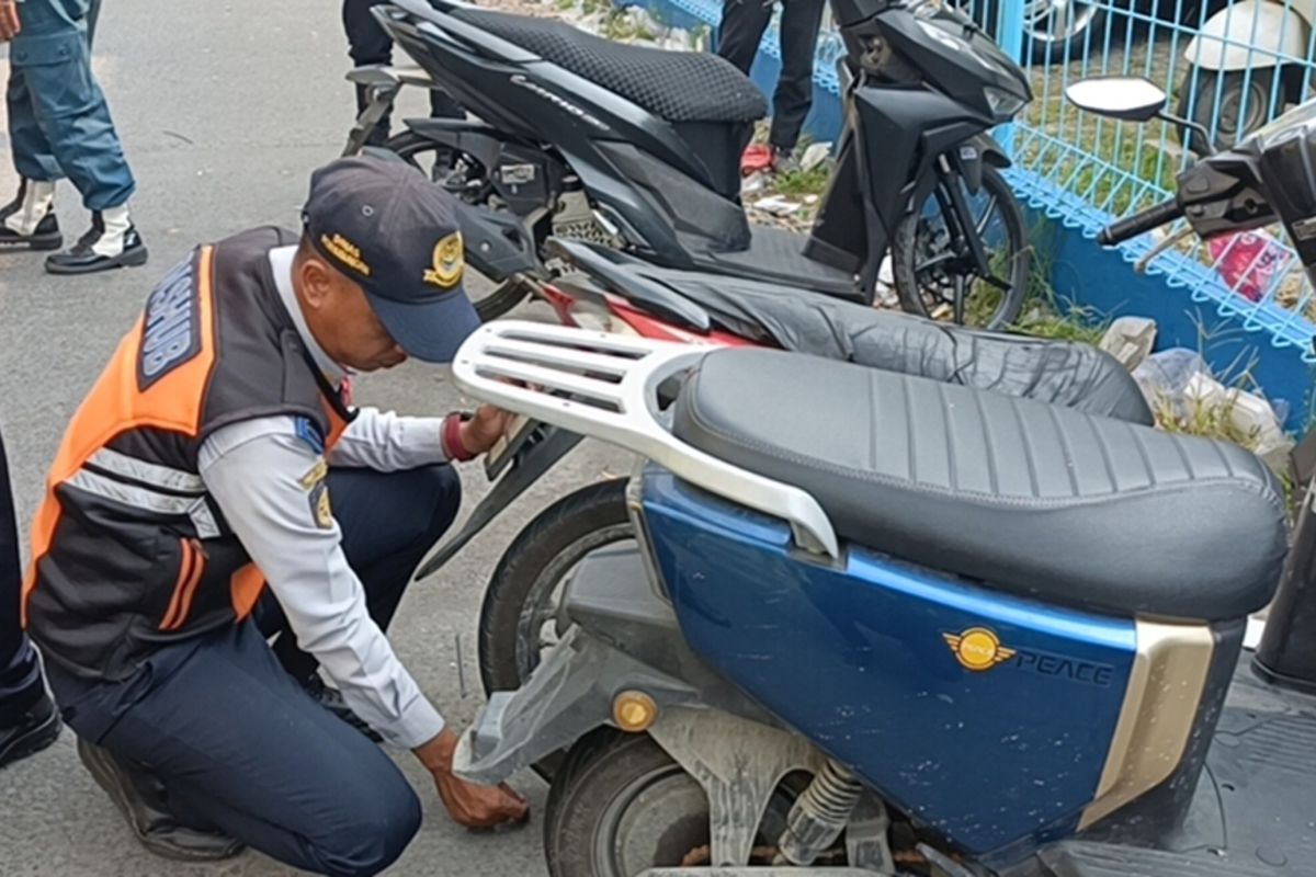 Over 100 motorcycles seized in illegal parking crackdown at West Jakarta's City Park