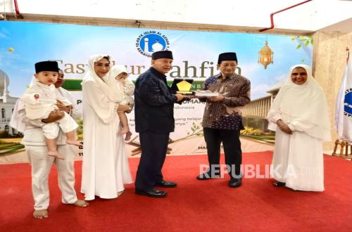 Al Azhar Young Hafiz Quran Recitation Draws Praise from Education Activist Dina Mulyana