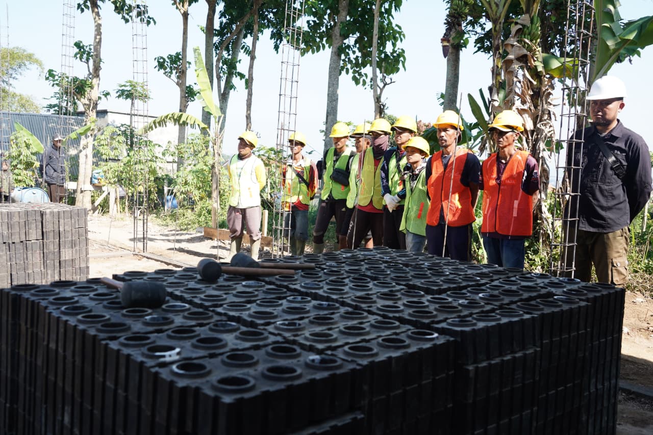 Garut Regency Builds School Using Recycled Plastic Bricks