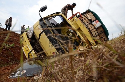 Lorry Crashes into Stall on Pantura Road in Cirebon, One Fatality Reported