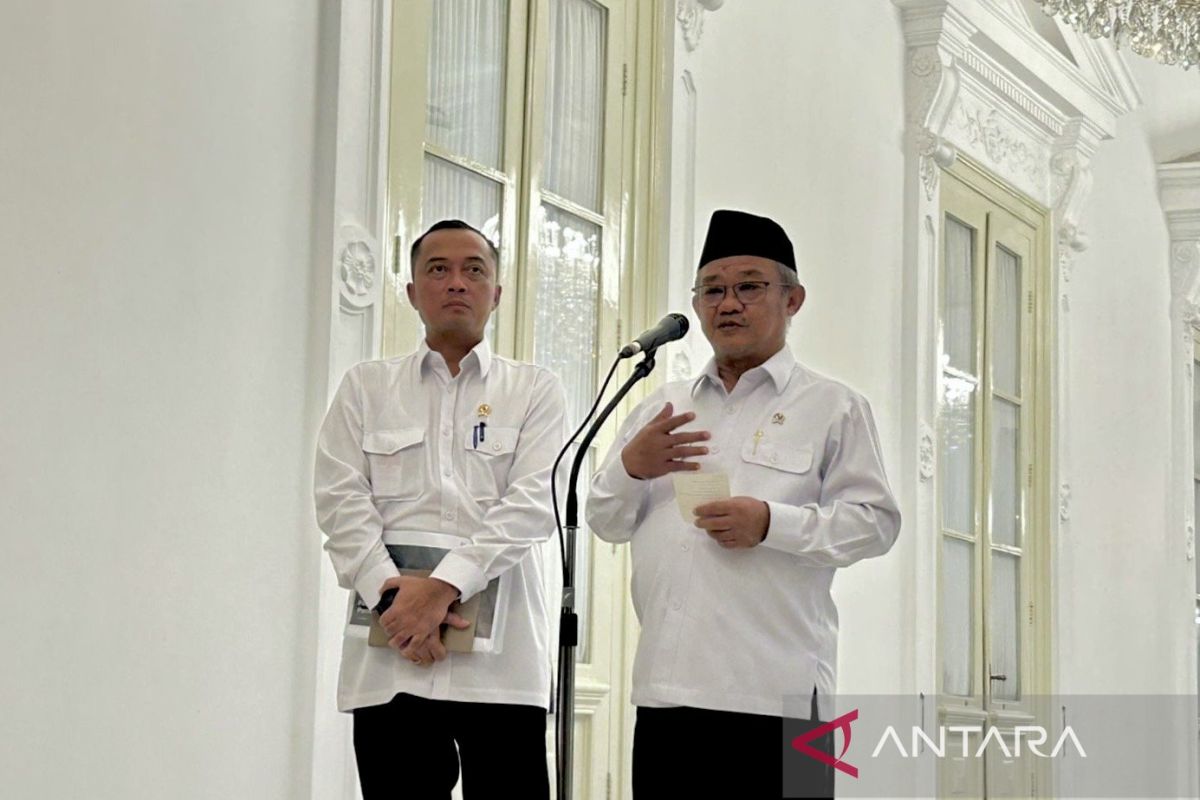 President Prabowo Orders Education Minister to Form Team to Evaluate School Textbooks