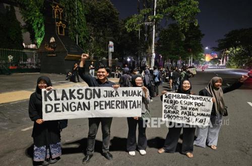 Kamisan Protest at Central Java Governor's Office: Citizens Honk Horns to Signal Discontent with Government