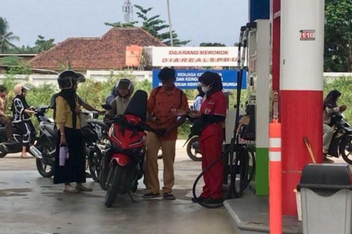 Analyst says fuel price hike aims to defend rupiah exchange rate