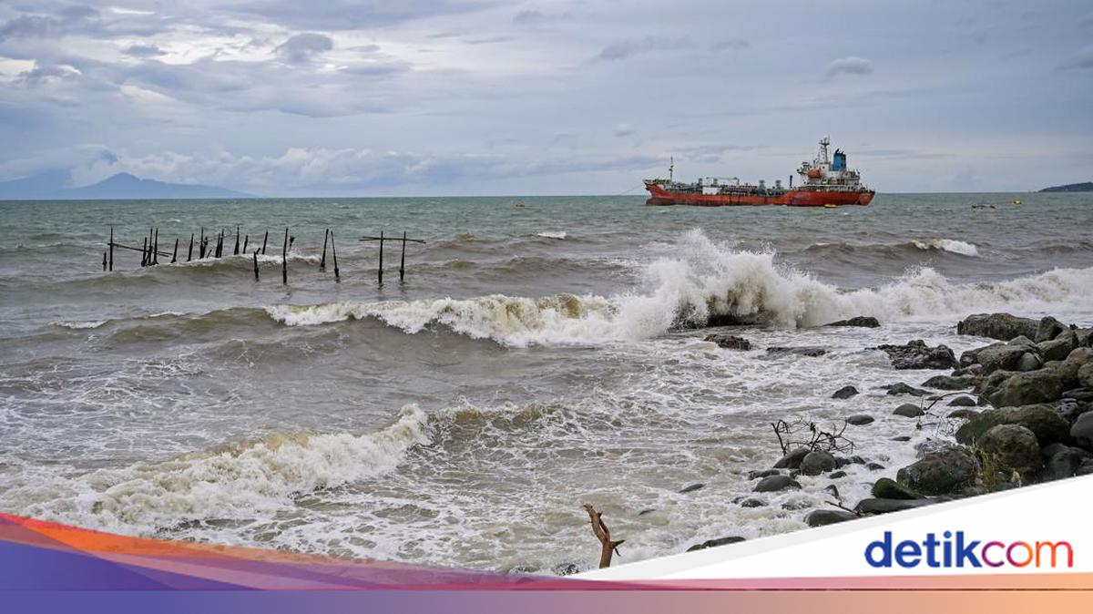 Extreme Weather 12-14 June, KSOP Bans Tourist Boats from Entering Sape Strait