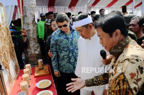 West Java Governor Urges Farmers to Adopt New Methods to Boost Soybean Self-Sufficiency