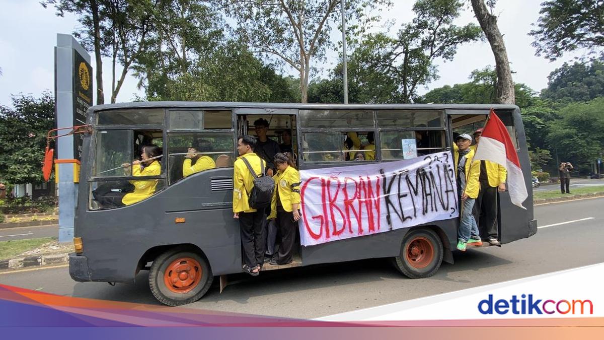 Taking Angkot and Buses, UI Students March to Bundaran HI Protest