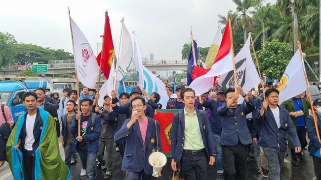 Demonstrated by Thousands of Students, This Indonesian President Admitted Sadness and Heartache