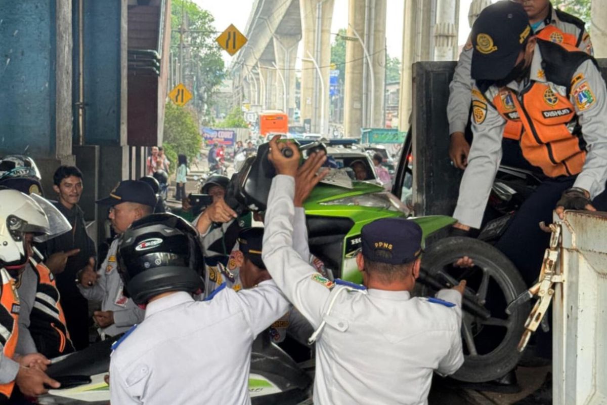 South Jakarta Transport Agency Cracks Down on Illegal Parking in Kebayoran Lama