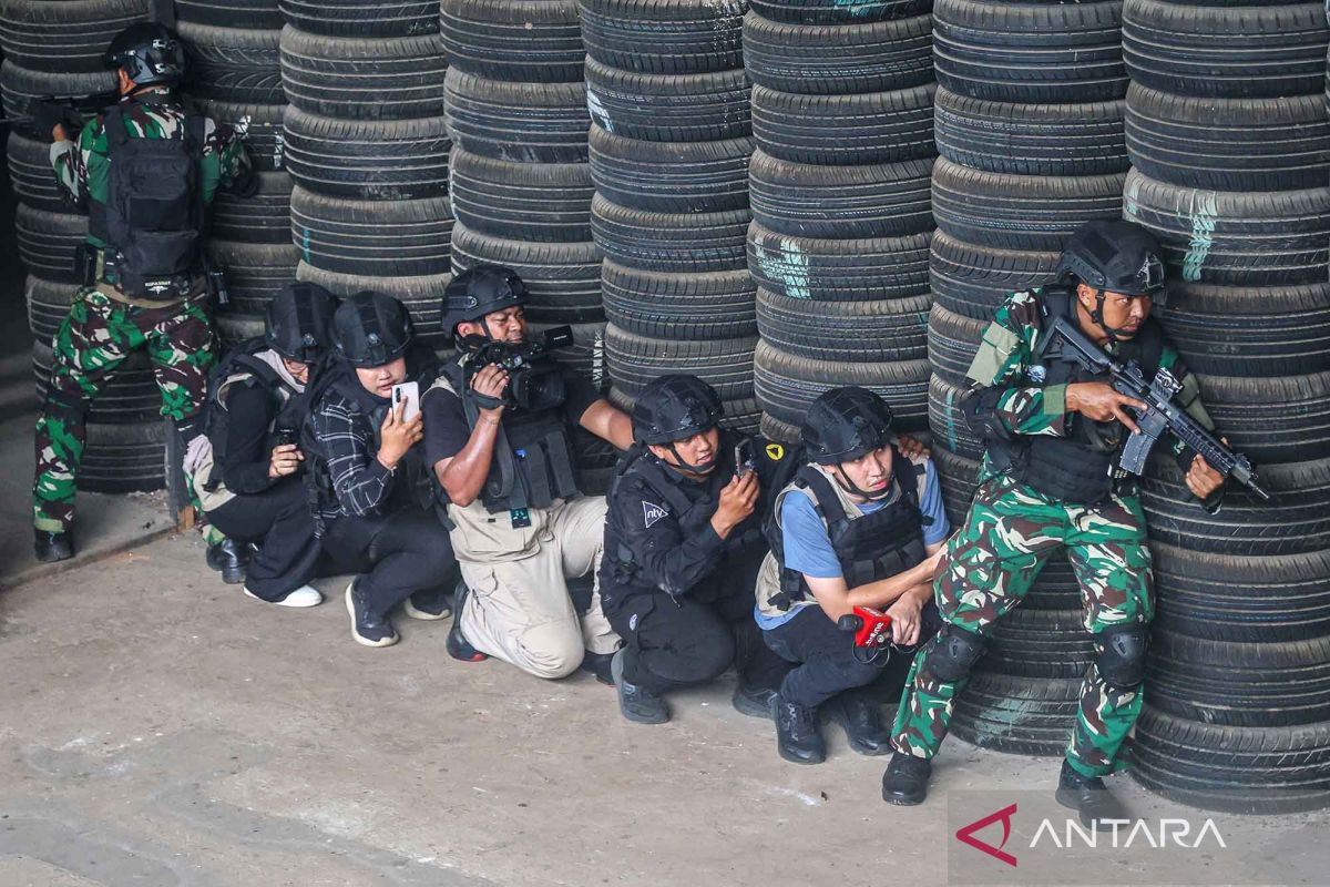 Journalists receive conflict zone reporting training from Indonesian Air Force