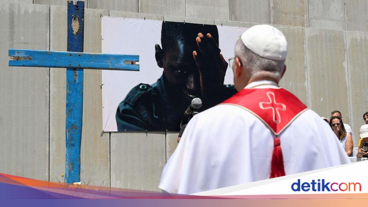 Pope Leo Pays Tribute to the 'Dignity' of Migrants
