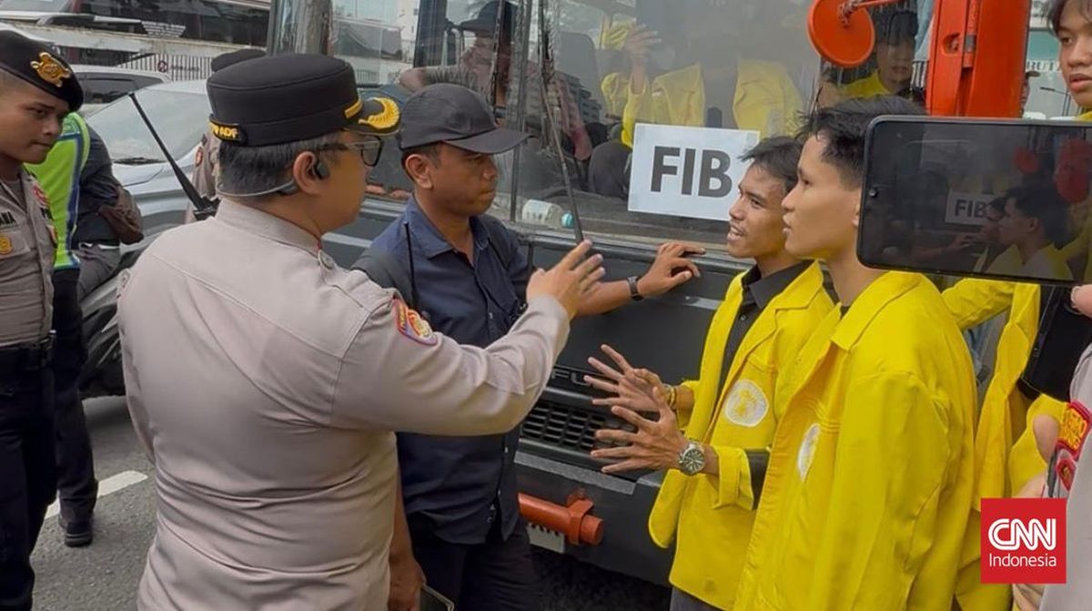 Students Blocked by Police, March on Foot to Bundaran HI