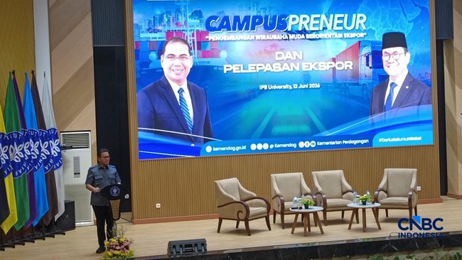 Trade Minister Suddenly Urges Students to Become Activists, Name-Drops Ronaldo