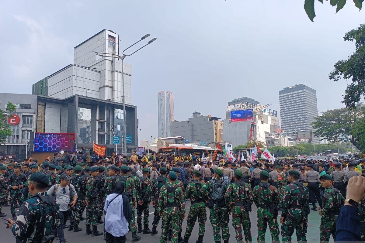Blockaded by officers, protesters held back from entering Bundaran HI area