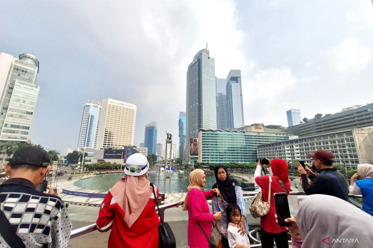 Residents gather at Transjakarta skydeck to watch Bundaran HI protest