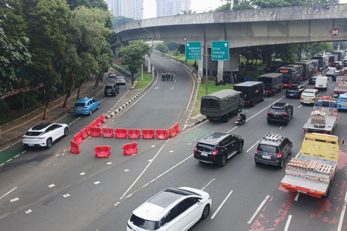 Transjakarta Routes Affected by Road Closures at Bundaran HI