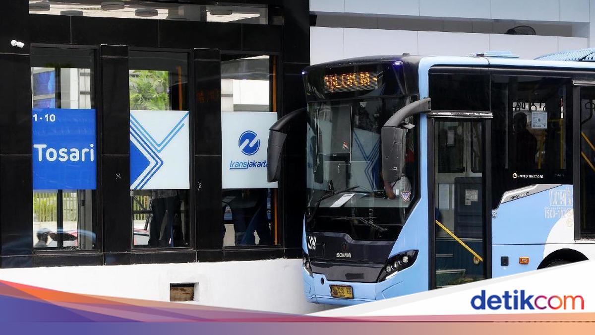Student Demonstration at Bundaran HI Diverts Several Transjakarta Routes
