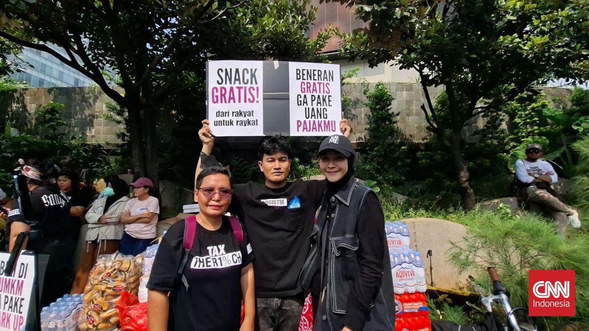 Actress Zaskia Adya Mecca Joins Jakarta Protest, Brings Medical Aid and Food