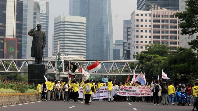 Students Blocked at Dukuh Atas as Police Blockade Road