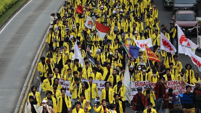 University of Indonesia Students March from Senayan to Bundaran HI in Protest