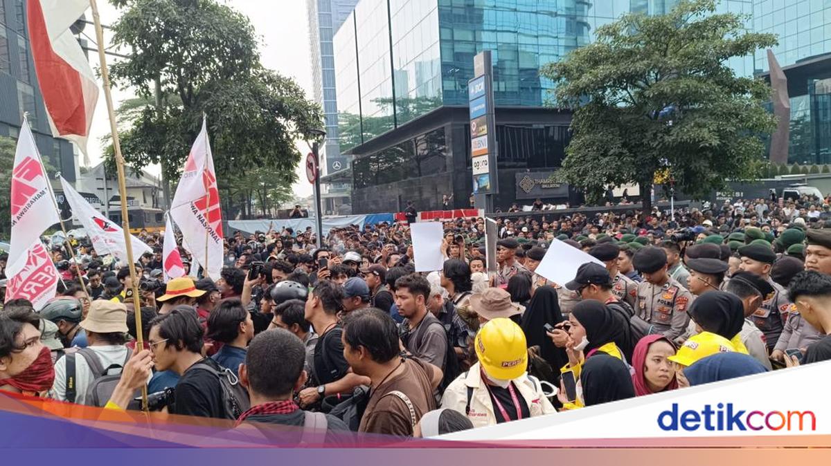 UI Students Blocked from Reaching Bundaran HI, Held at Tosari
