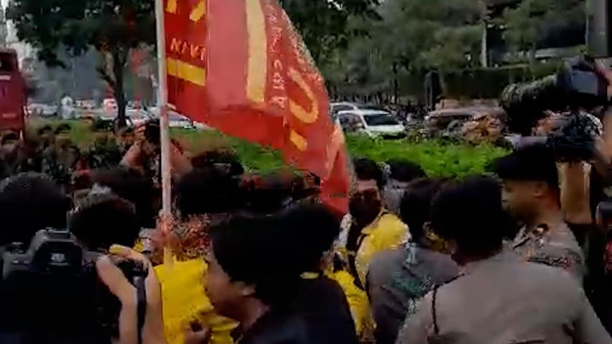 Students March to Bundaran HI After Buses Blocked