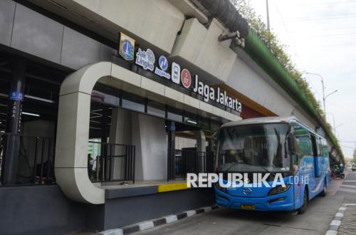 Transjakarta Routes Diverted Amid Student Protests in Central Jakarta
