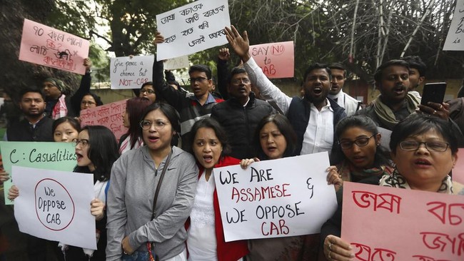 India's West Bengal Deports 5,000 Bangladeshi Migrants, Sparking Religious Tensions and Diplomatic Row