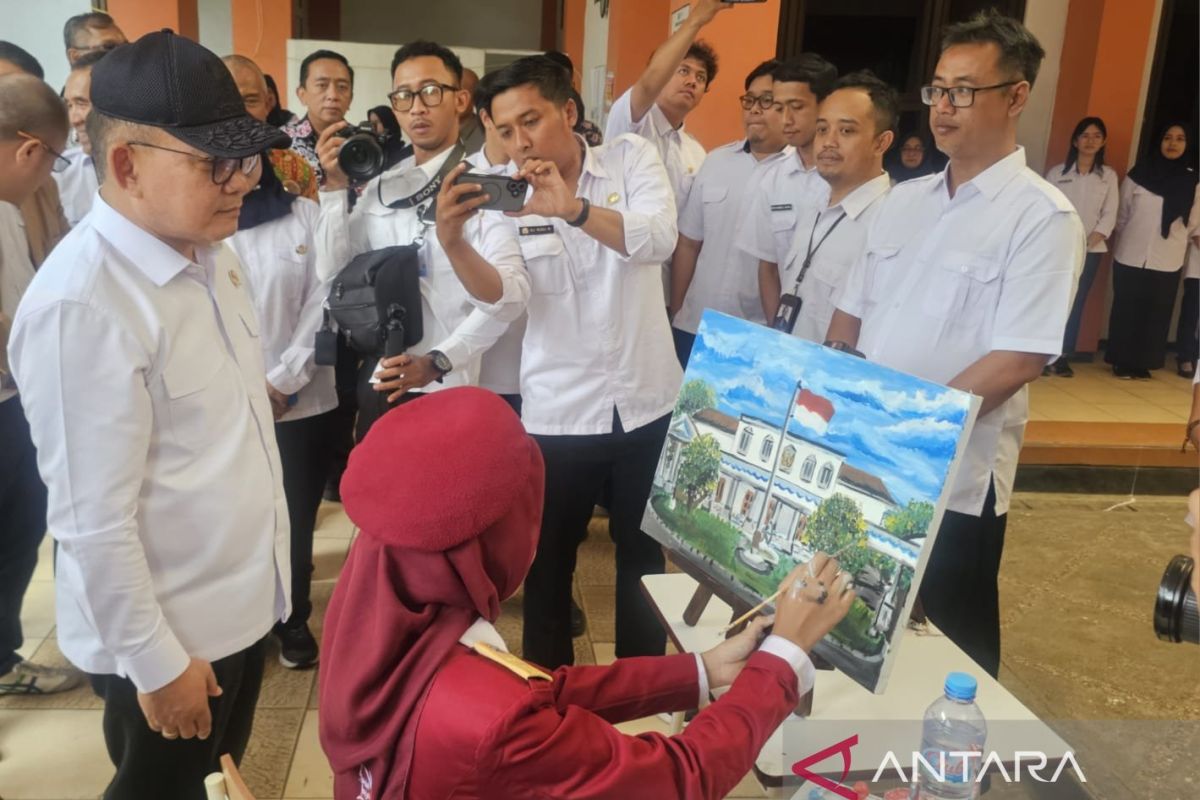 Dudung Purchases Istana Negara Painting by SRMP 16 Malang Student