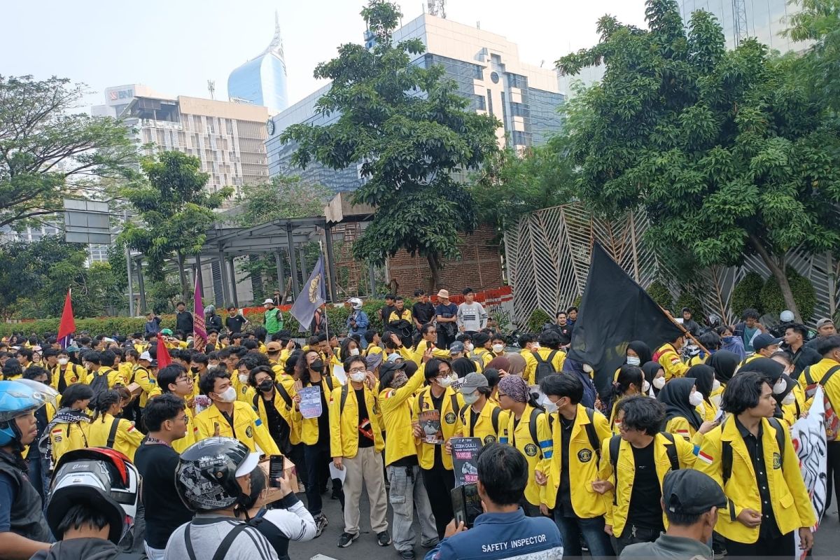 Students from Various Universities Throng Jalan MH Thamrin Towards Bundaran HI