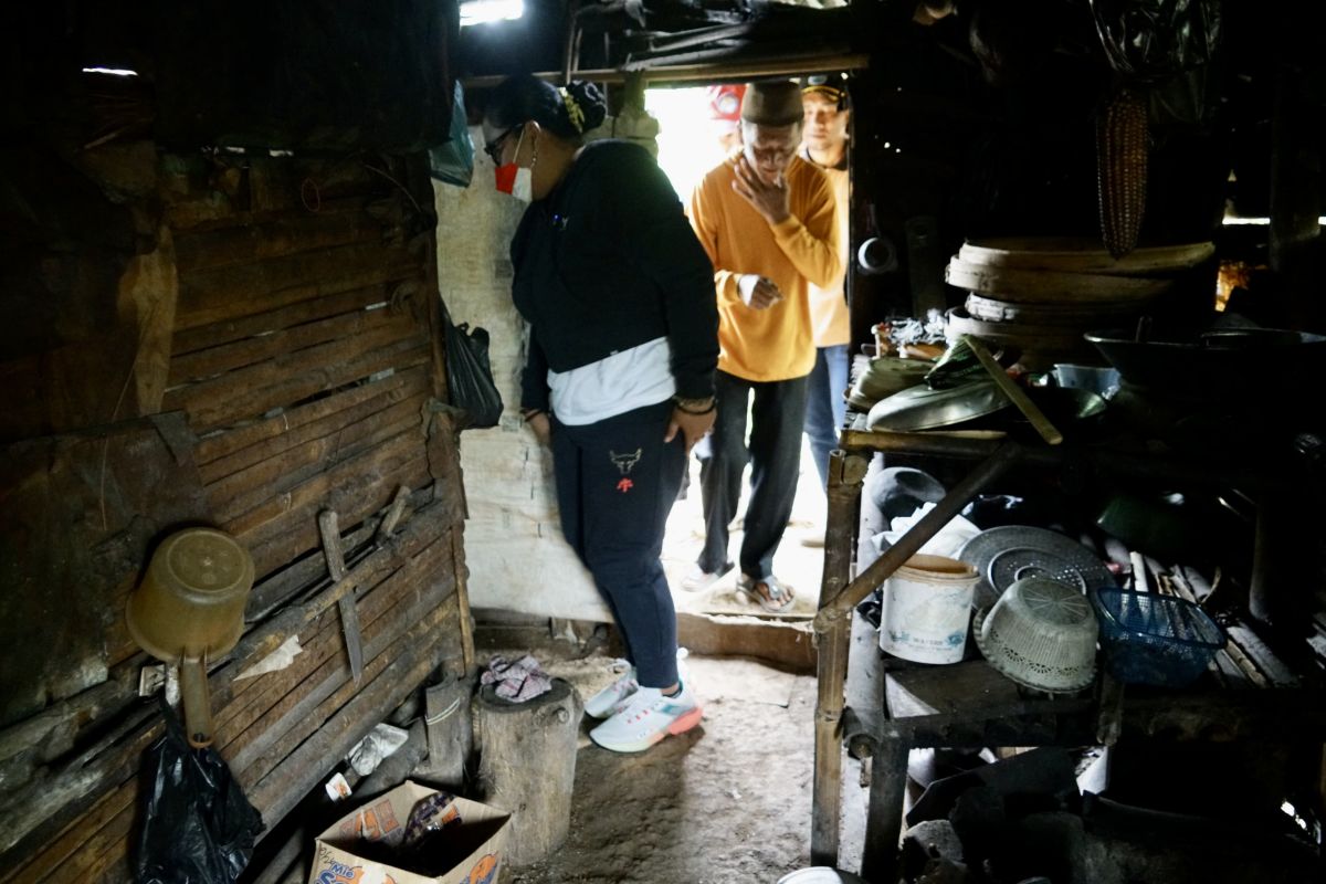 Gunungkidul Government Prepares Home Renovation Aid for Elderly Man