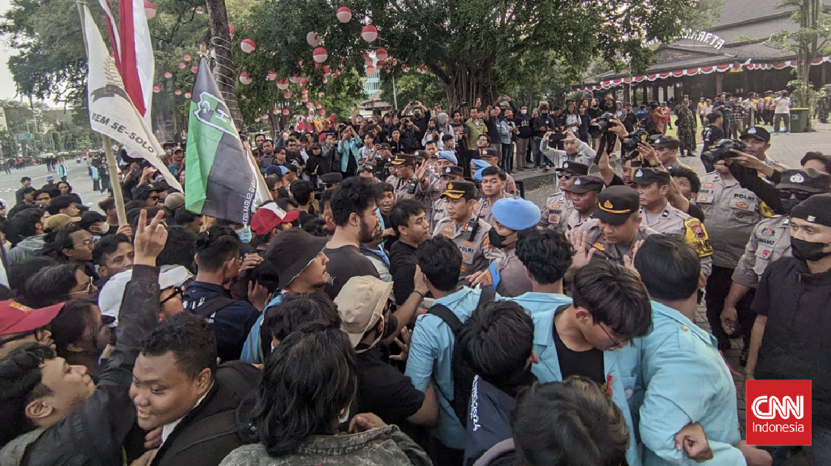 Protest at Solo DPRD: Two Students Briefly Detained by Police