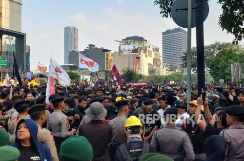 Demonstration Blocked, Protesters and Police Clash in Central Jakarta