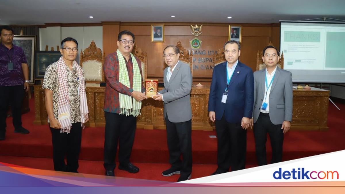 Cambodia Studies Waste Management in Gianyar