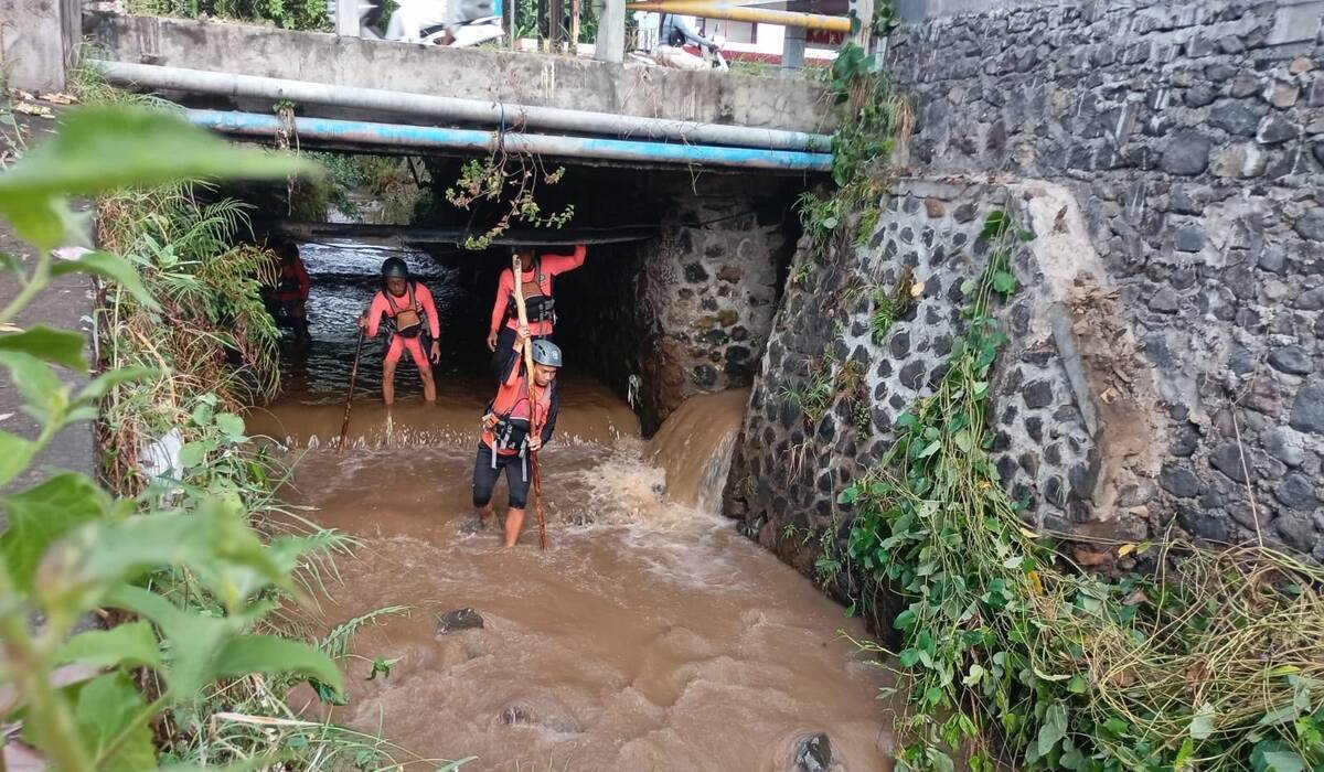 Joint SAR Team Searches for Victim Swept Away by Flood Currents in Buleleng, Bali