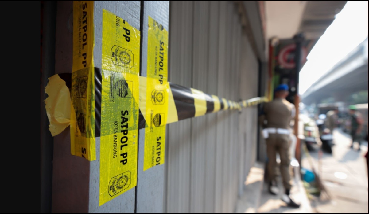Bandung Public Order Agency Seals Four Illegal Alcohol Kiosks