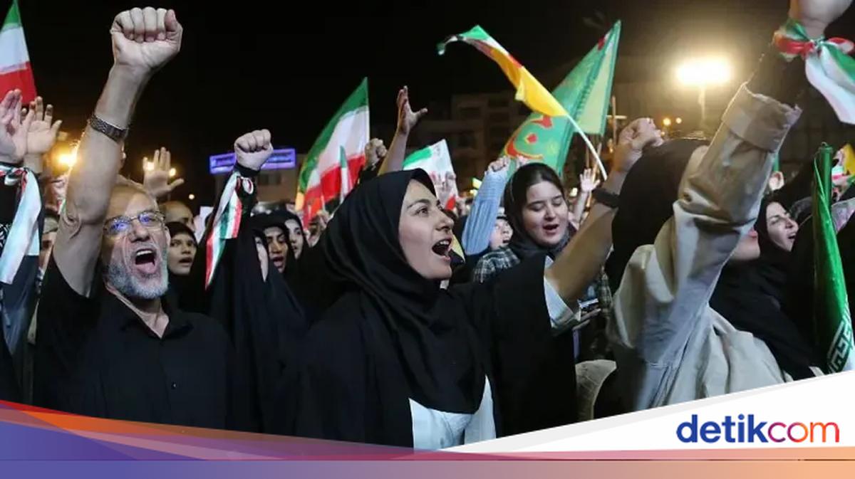 Trump Claims Iran Deal Is Near, Tehran Denies