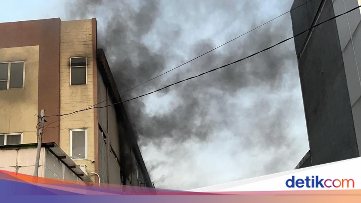 Warehouse Fire in Kalideres Sends Black Smoke Billowing