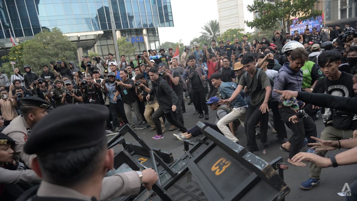 Students hold 'Heading to Bankrupt Indonesia' protests against Prabowo's policies