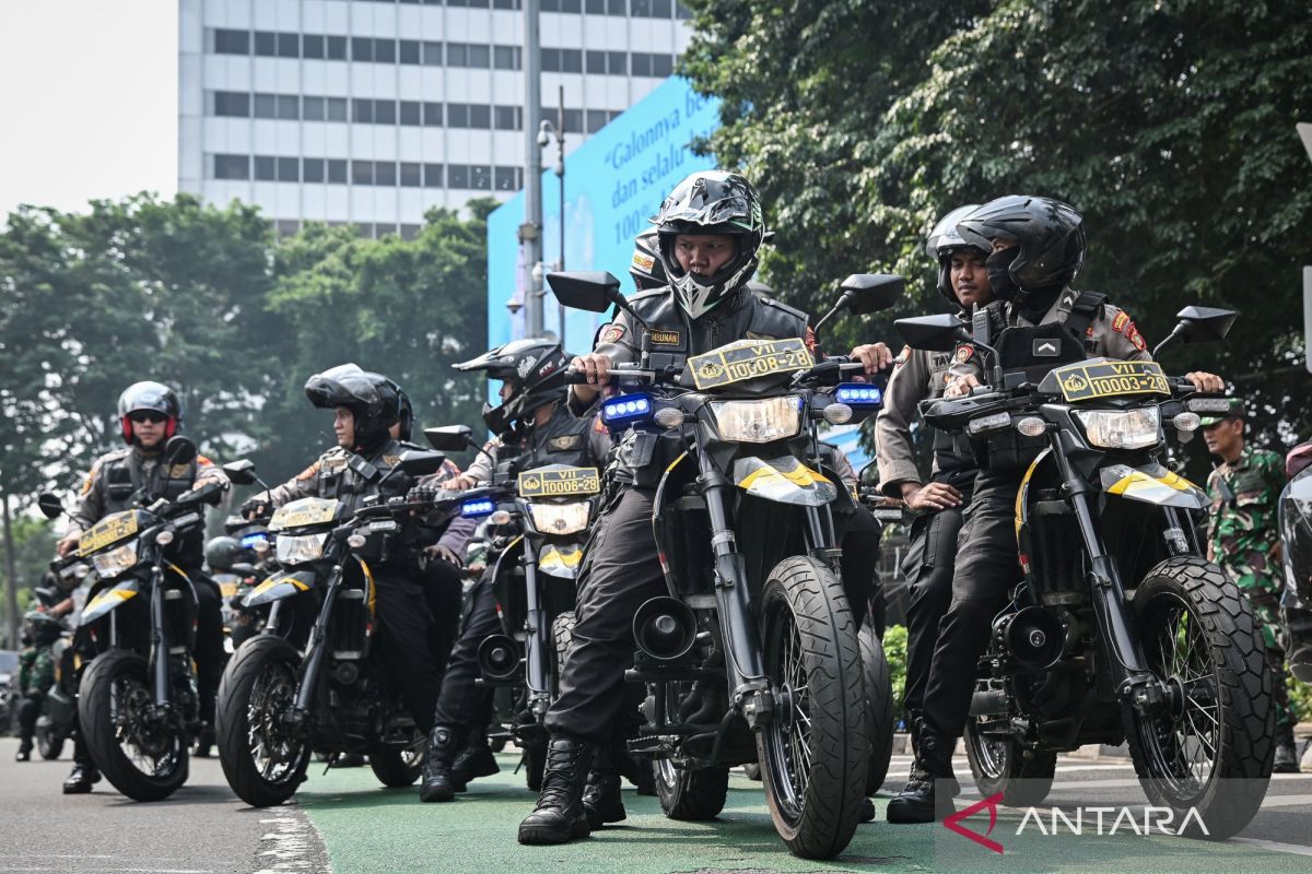 Two Men Carrying Molotov Cocktails Detained During Student Protest in Dukuh Atas