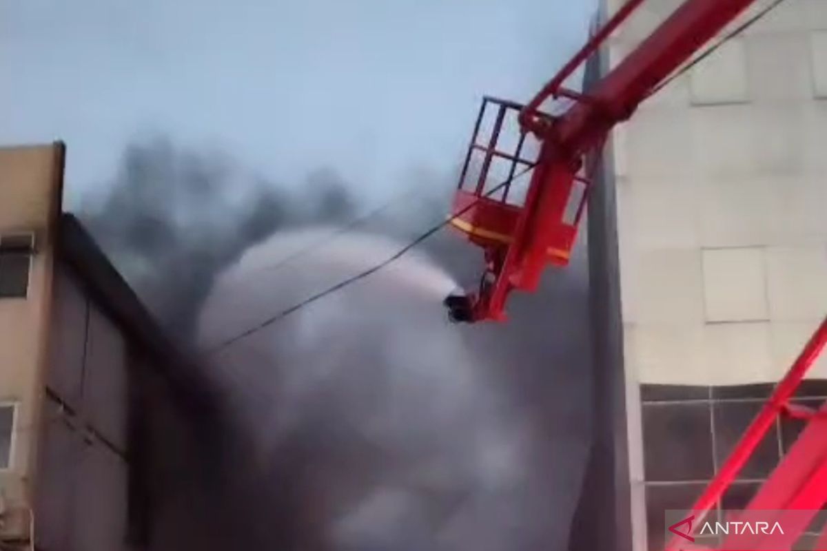 95 Personnel Deployed to Extinguish Warehouse Fire in Kalideres